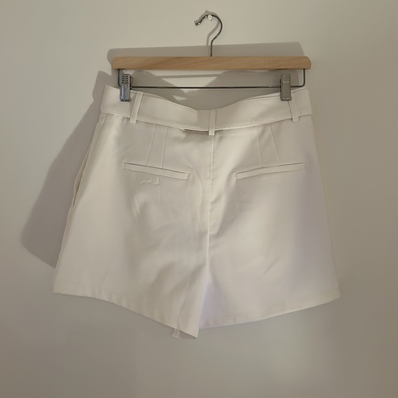 Perfect condition. Size 8, white high-waisted belted shorts. - Picture 3 of 4